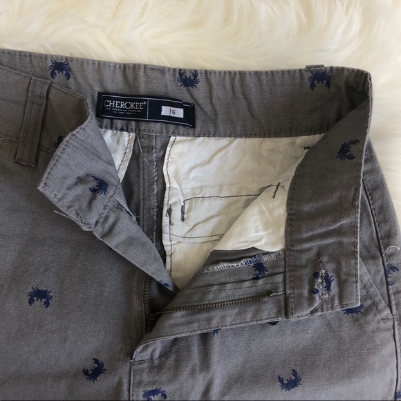 Cherokee Gray Shorts with Blue Crab Print (16) - Picture 2 of 4